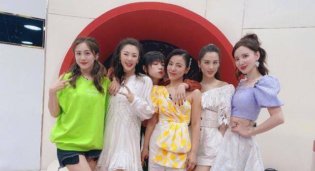 大耳环很抢镜,金莎,张含韵在角落里面,这个角度来看,许飞居然挺好看的