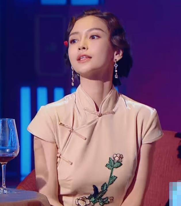 baby与关晓彤,相差8岁,当两人侧身同框,差距都在腰上了!
