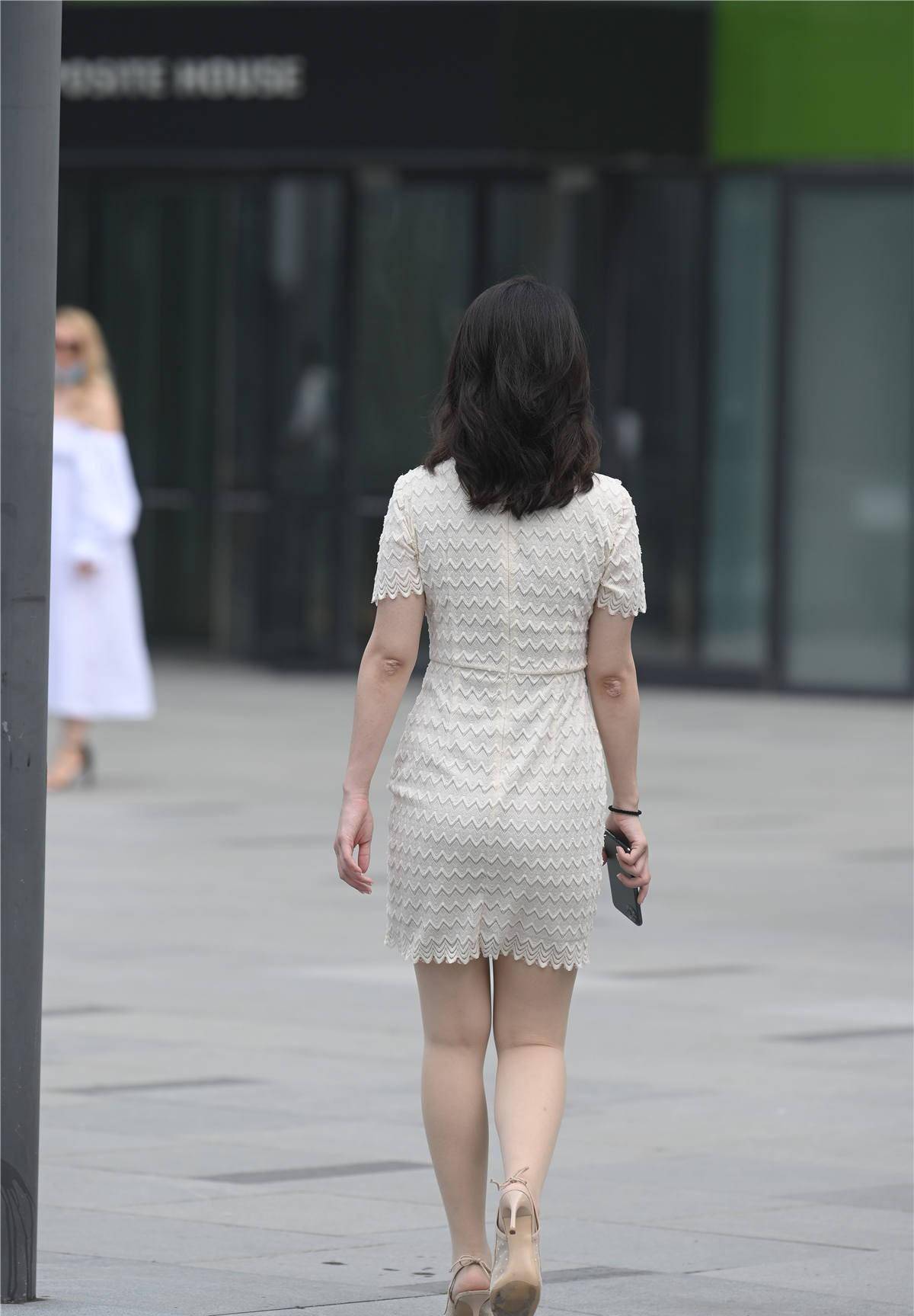 8cm杏头细高跟凉鞋搭配肉色超薄丝袜搭配浅色连衣裙_美女_效果_风格