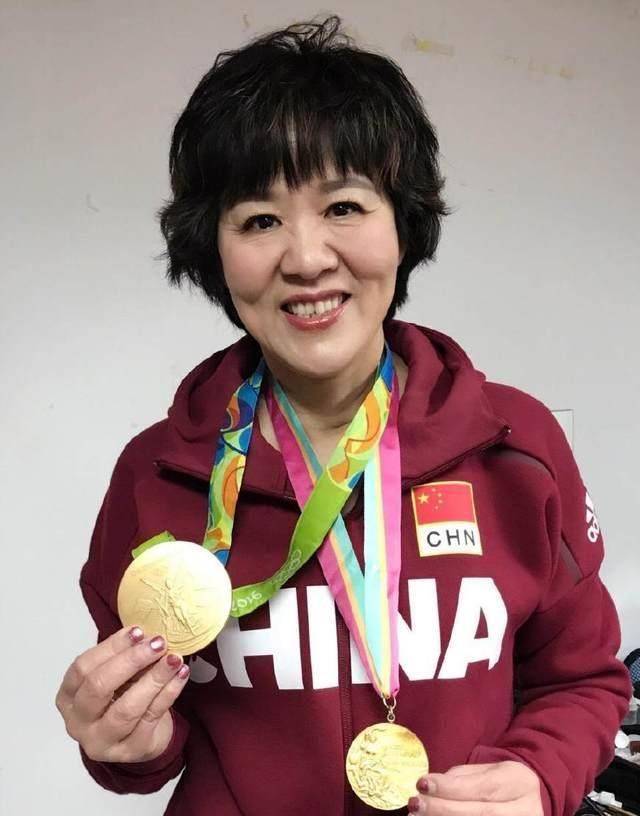 郎平晒金牌令人感慨,跨越32年时光岁月,中国女排风风雨雨_奥运会_里约