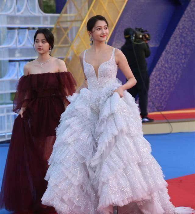 刘诗诗倪妮关晓彤走红毯太拼了,比美比身高,鞋跟15cm起跳_高跟鞋_女