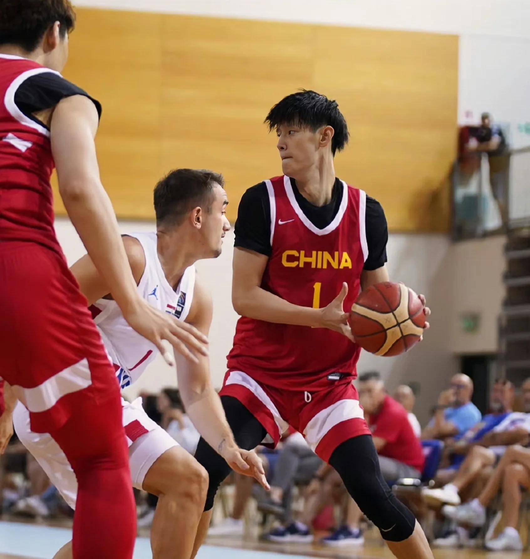 这一点独树一帜,放眼整个锋线,其他球员还有差距,周鹏的身高达到206