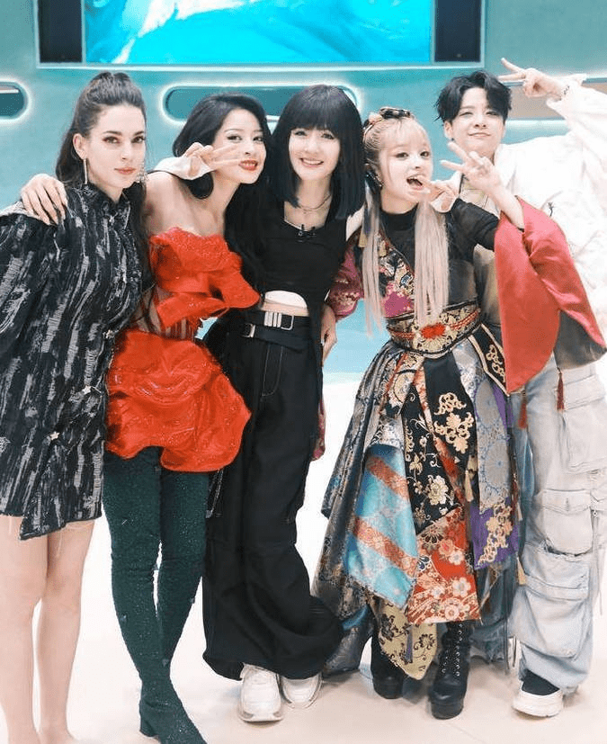 美依礼芽发文告白刘惜君,晒出两人与谢娜,张嘉倪的贴贴合影 2_友谊