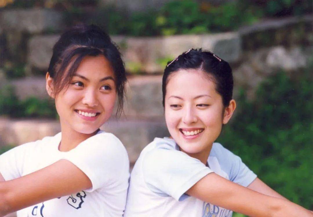 早在中学时期已经兼职做模特,2000年她首次参演青春剧《青春@y2k》