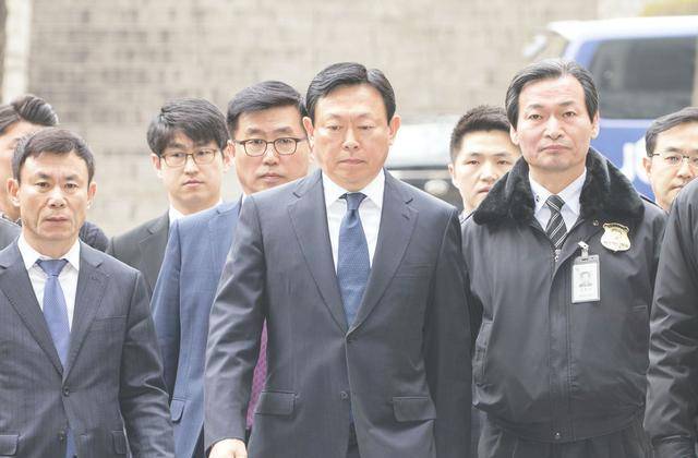 韩国财阀家族丑闻:父子"共享"同一女星,亲兄弟为财权内斗互撕_辛格