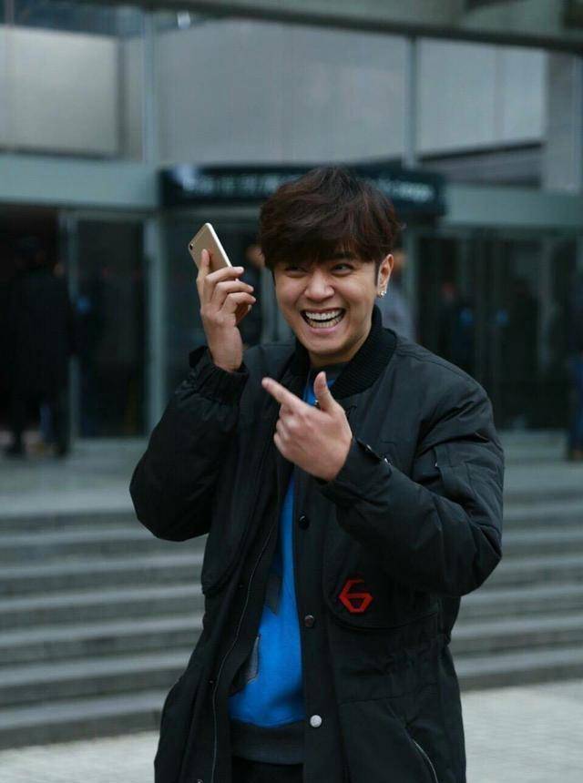 罗志祥否认女友怀孕,男友力十足,网友:太甜了,宠妻狂魔!