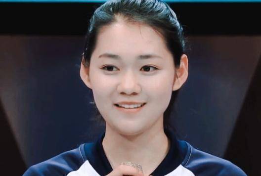 段奥娟"暴瘦"照太惊艳,镜头下拉鞋子却亮了,网友:没穿错?