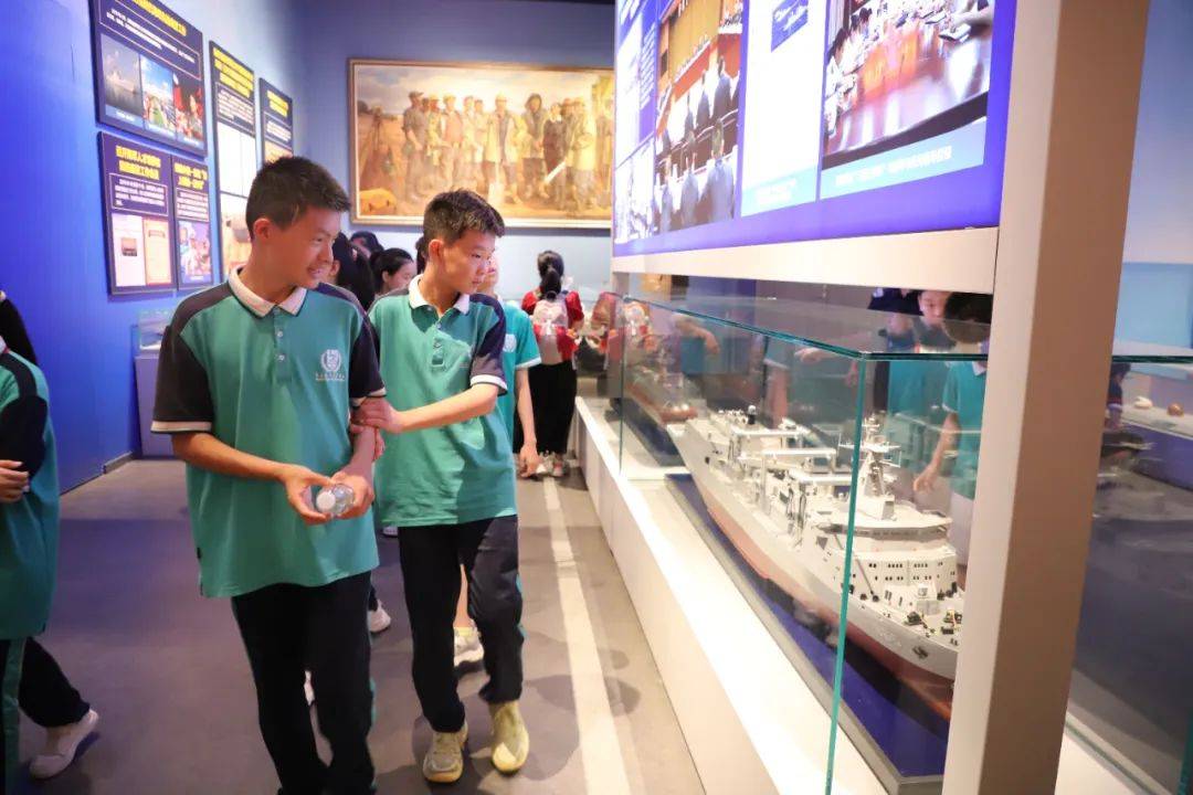 青岛海军博物馆讲解员图片