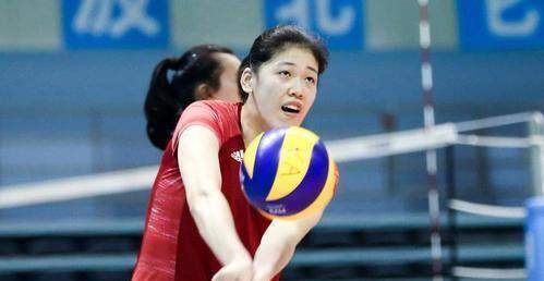 女排超新星迎20岁生日,身穿粉色卫衣显可爱,已坐稳第三主攻位置_李盈