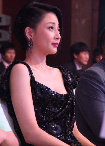 她是演员中的女富豪,多辆豪车轮流开,今39岁看着就像是19岁_殷桃_表演