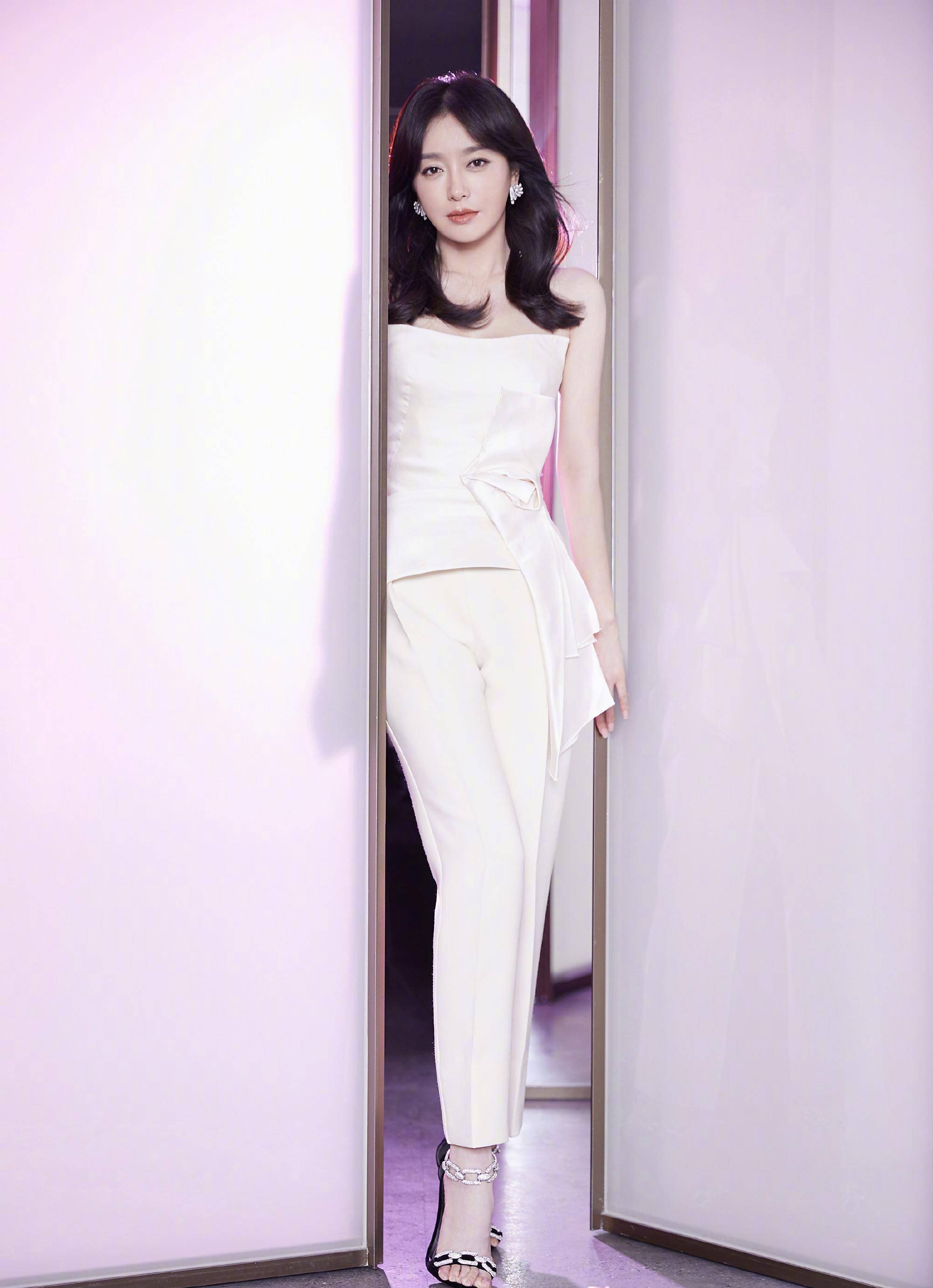 秦岚腰围不足一尺八?