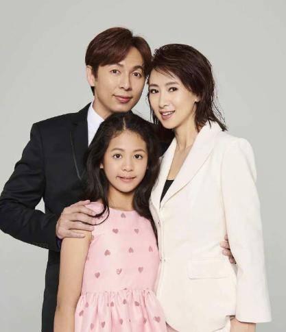 翁虹一家三口现身欧阳娜娜艺术展,53岁翁虹美丽好,女儿也漂亮_支持