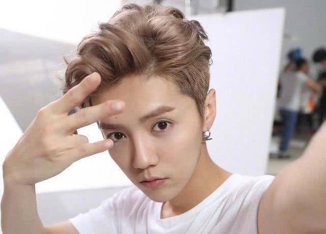 还记得exo出道后,鹿晗和林允儿传出绯闻,中韩两国都知道.