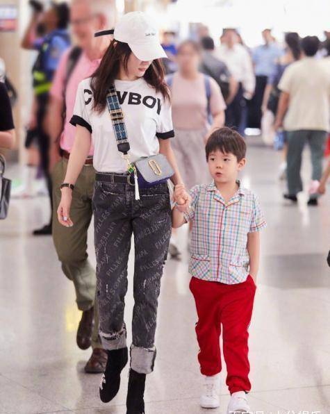 霍思燕带嗯哼亮相机场,嗯哼手插兜内霸道气质侧漏_杜江_带着_孩子