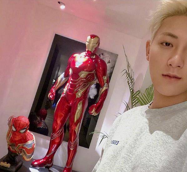 黄子韬豪宅内景曝光,装修豪华内部有电梯,手办多到堪比展览馆_客厅