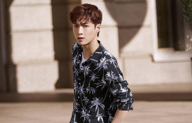 年纪有多大,我们坐出租车,司机说今天拉的四五十岁一问都是来看张艺兴