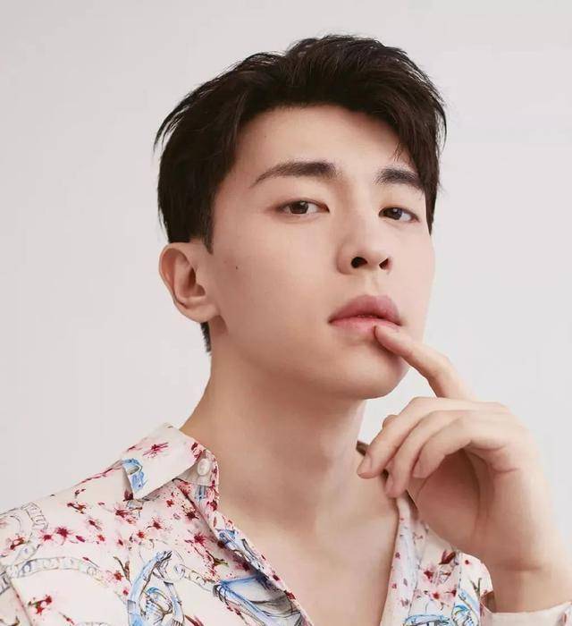 邓伦沈腾帅照"面目全非",王一博微表情亮了_本人_照片_弟弟