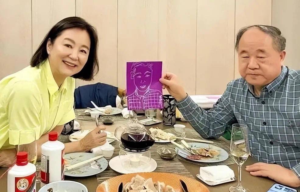 看两个人在一起吃饺子喝茅台的惬意,很明显林青霞的晚年生活逍遥又