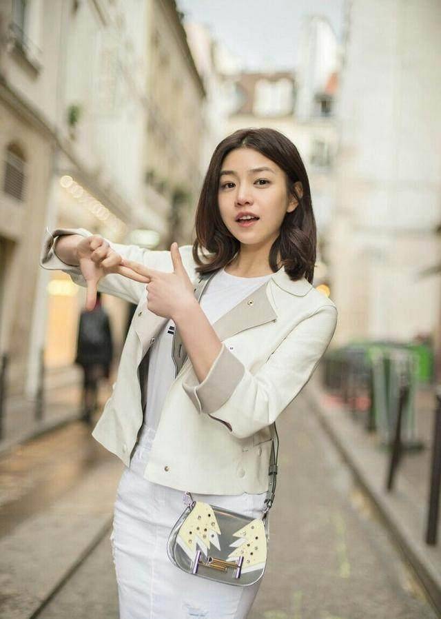 慢慢了解之后会发现陈妍希真的是高学历,高智商,高情商,会作曲,会作词