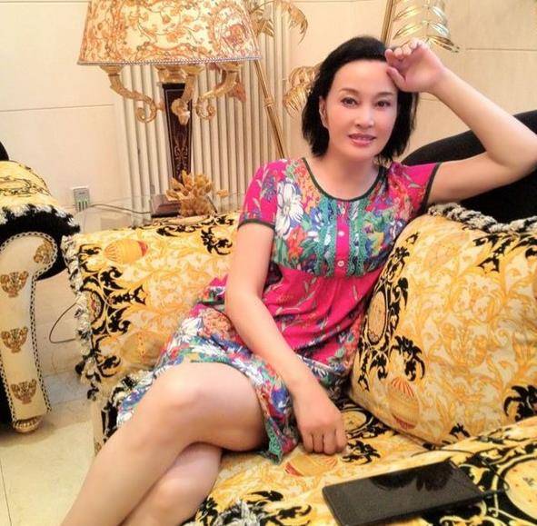 刘晓庆近照,双下巴抢镜面部松弛,室内戴墨镜打台球扮酷_生活_状态