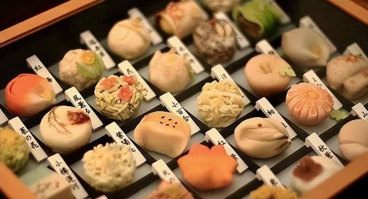 见风消(油饼),唐安餤(唐安地区的饼),火焰盏口缒(糕点),水晶龙凤糕