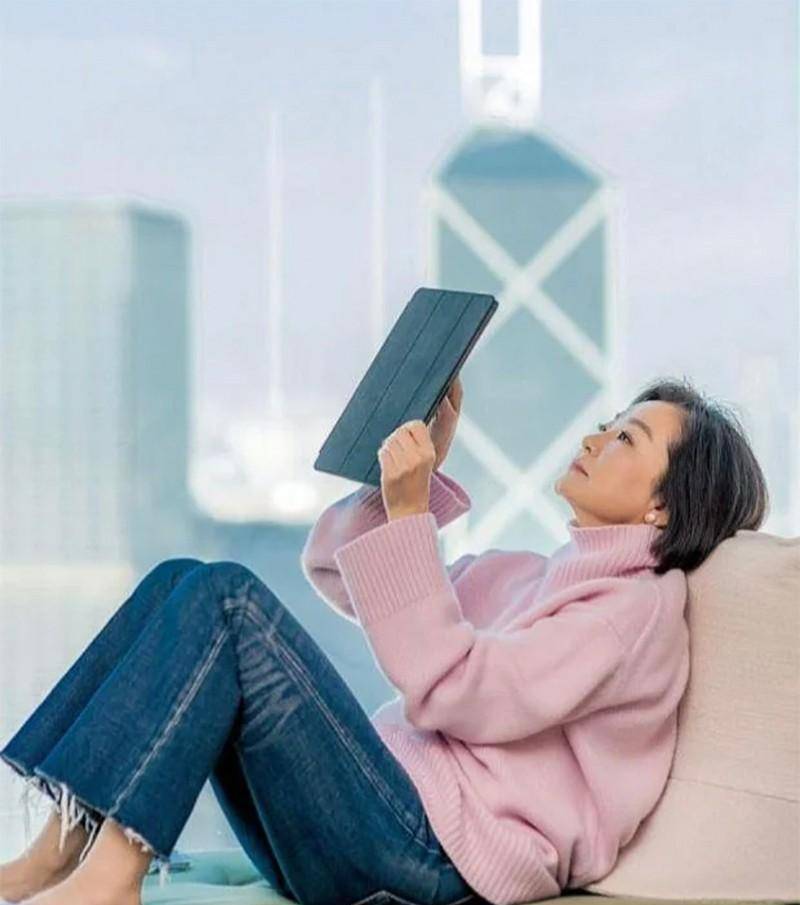 在这套穿搭中,林青霞选择了纯色卫衣搭配经典牛仔裤.