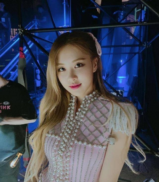 朴彩英罕见单马尾造型,黑色t恤加芭比粉裙,没刘海更加少女了!