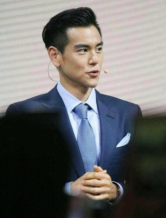 标准小西装,男人味十足,很多人都特别关注彭于晏的下巴,因为他的下巴