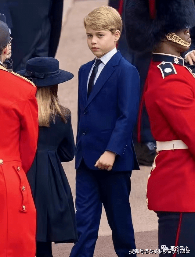 英国乔治小王子10岁了,遗传威廉王子的基因,是大长腿!_凯特_孩子_表情
