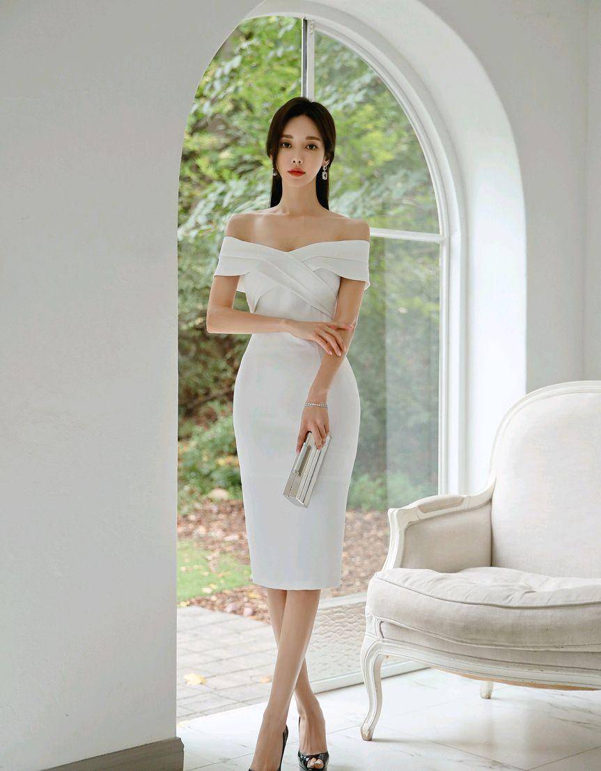 潮流穿搭展示:白色抹胸连衣裙的美女穿出高贵优雅,时尚迷人_锁骨_的