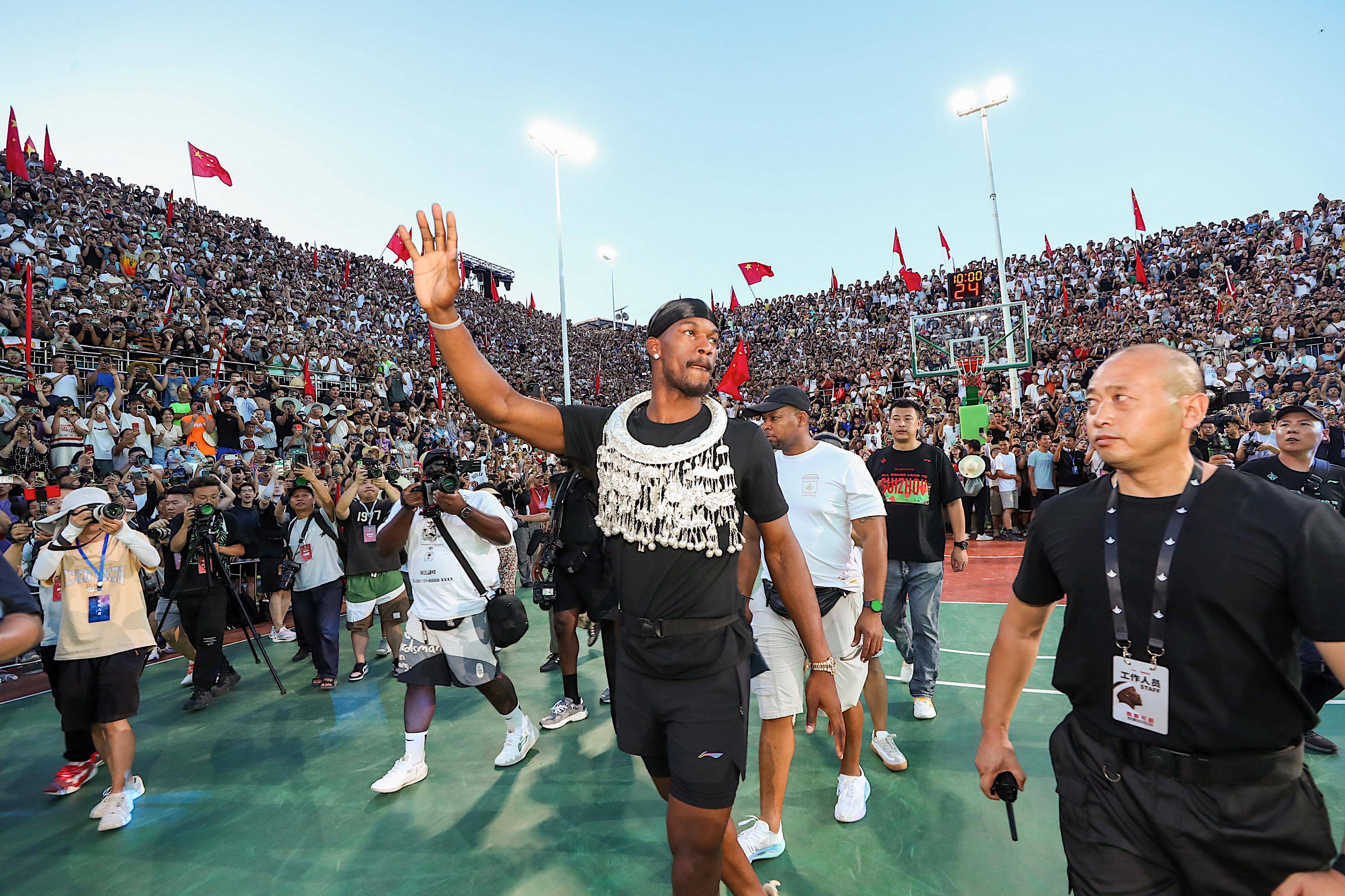 巴特勒观看村ba引发轰动,赠小学生装备,被鞋子砸头仍微笑签名_球迷