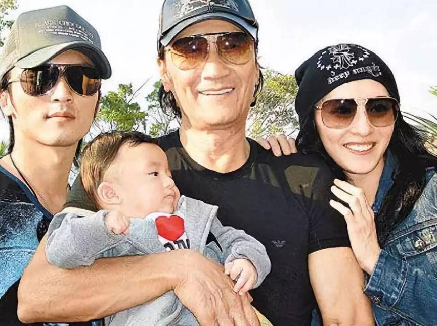 只是为何谢振轩不跟着谢霆锋一起返港,而是跟着母亲呢?