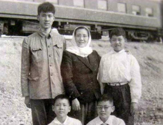 黄永胜之妻项辉方:53岁和丈夫离婚,离世后两人合葬在一起_工作_家庭