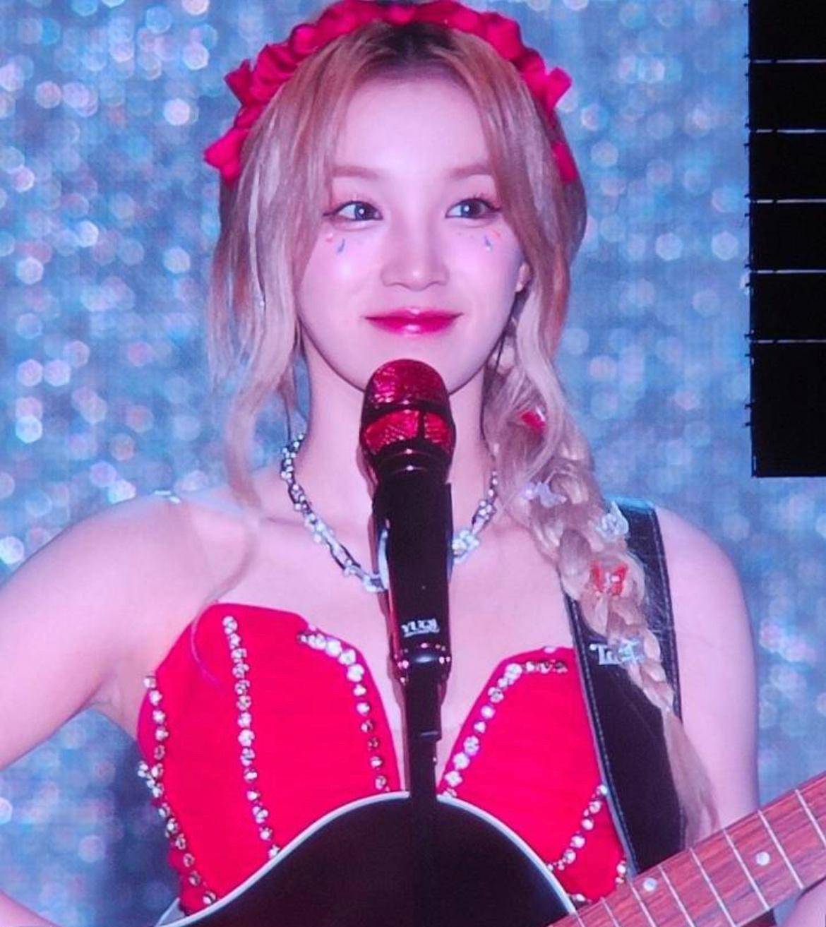 宋雨琦做了粉丝提议的发型,侧边麻花辫,喜欢宠粉且听劝的爱豆_娱乐