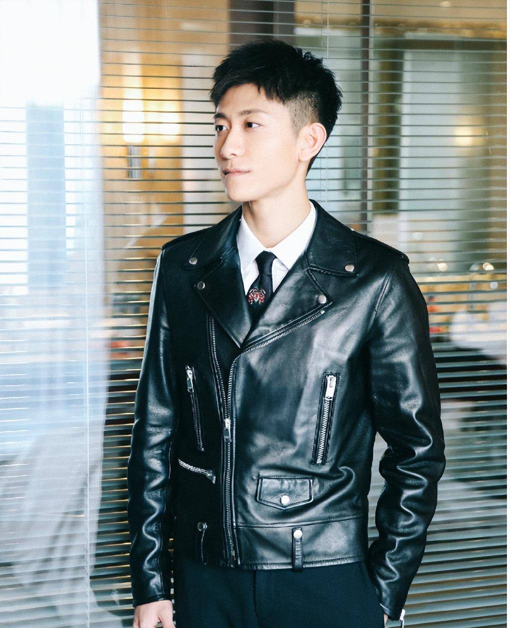 张一山拒绝与张俪搭戏,自嘲硬件条件不足,身坎高是过不去的