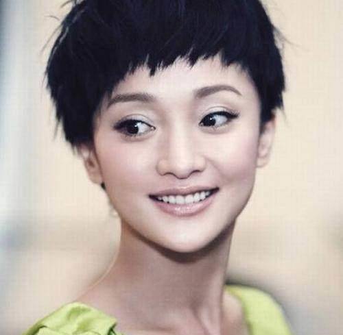 两种发型来回转换,或许是看习惯的原因,周迅的短发看起来还算比较顺眼