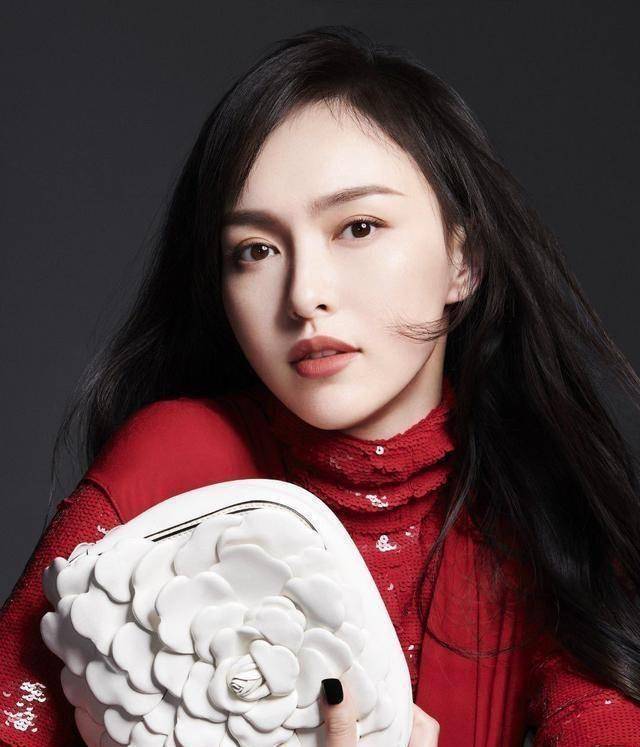 抛开美颜和滤镜,原生态照片中的唐嫣看起来非常真实.