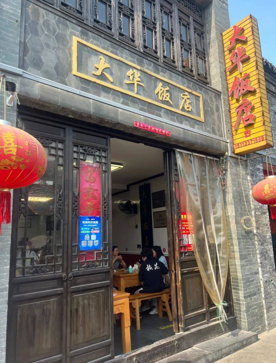 大华饭店金黄的蟹膏渗透面皮预示着咂嘴咂舌,一口咬下去,不仅有猪肉的