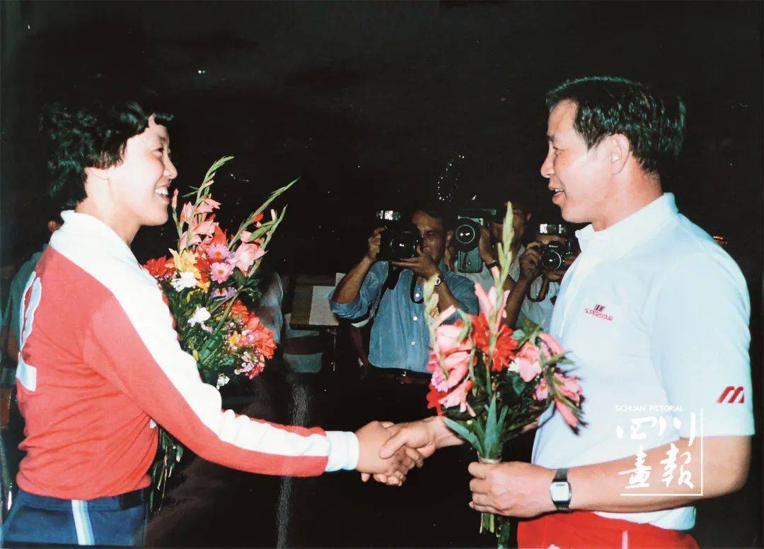 作为梁艳的队友,同样来自成都,被誉为"网前魔术师"的张蓉芳则是"天才"