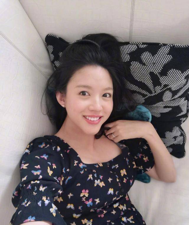 世界小姐张梓琳穿红衣晒二胎孕照!