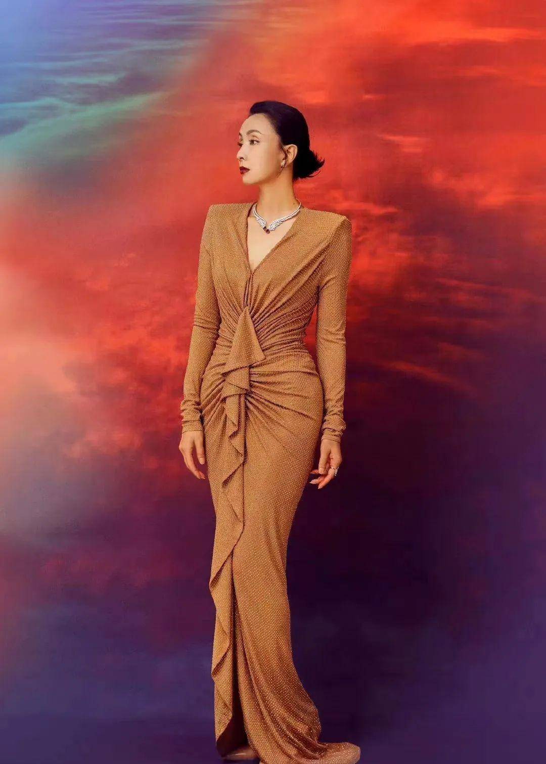 44岁秦海璐与45岁袁泉合影,51岁陶虹成功抢镜_时尚_身材_女性