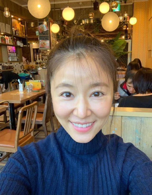 林心如素颜照,皮肤光滑笑容灿烂,整个人更美了,状态满分_眼睛_样子