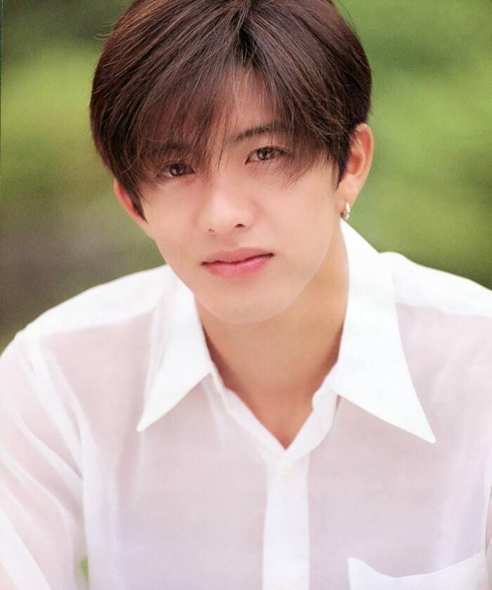 他的长相与尊龙完全不同,经常性的长发,却掩盖不了他那帅气的面庞,有