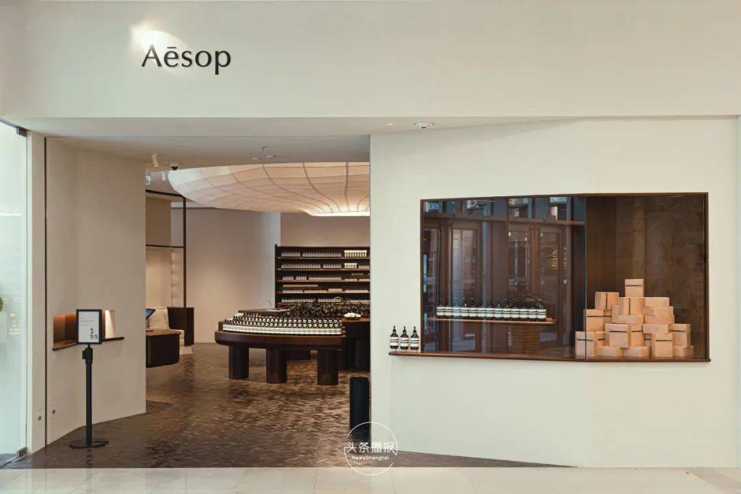 车流络绎不绝,我们来到aesop伊索在静安嘉里中心的全新门店,希望于