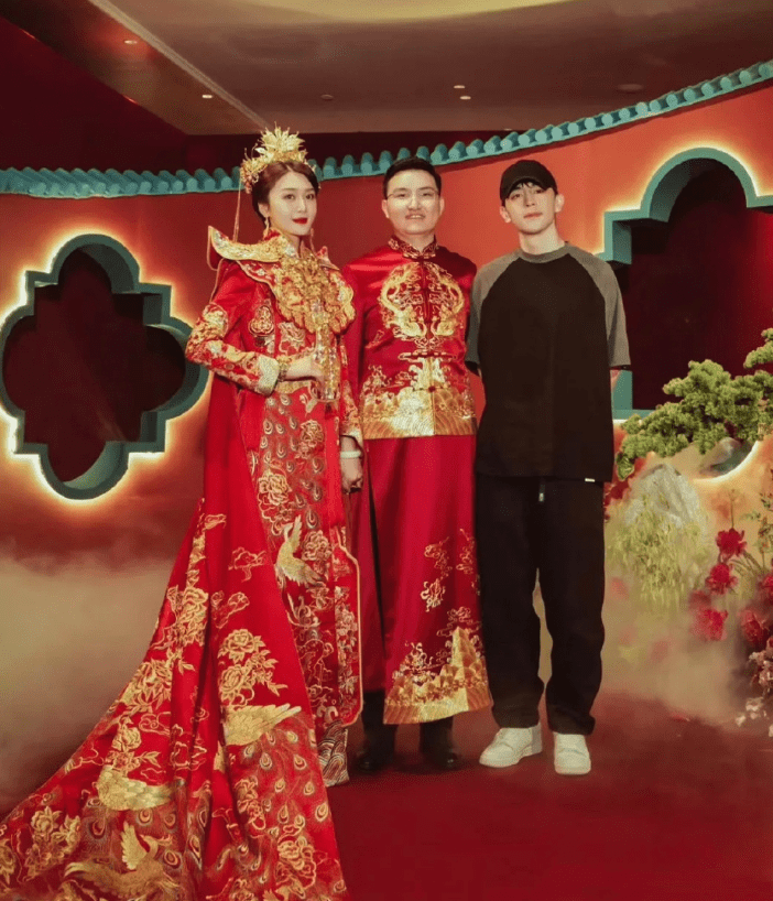 邓伦和雪梨老公聚餐,吃小火锅一桌上万元,生图和精修图反差大_张衍_大
