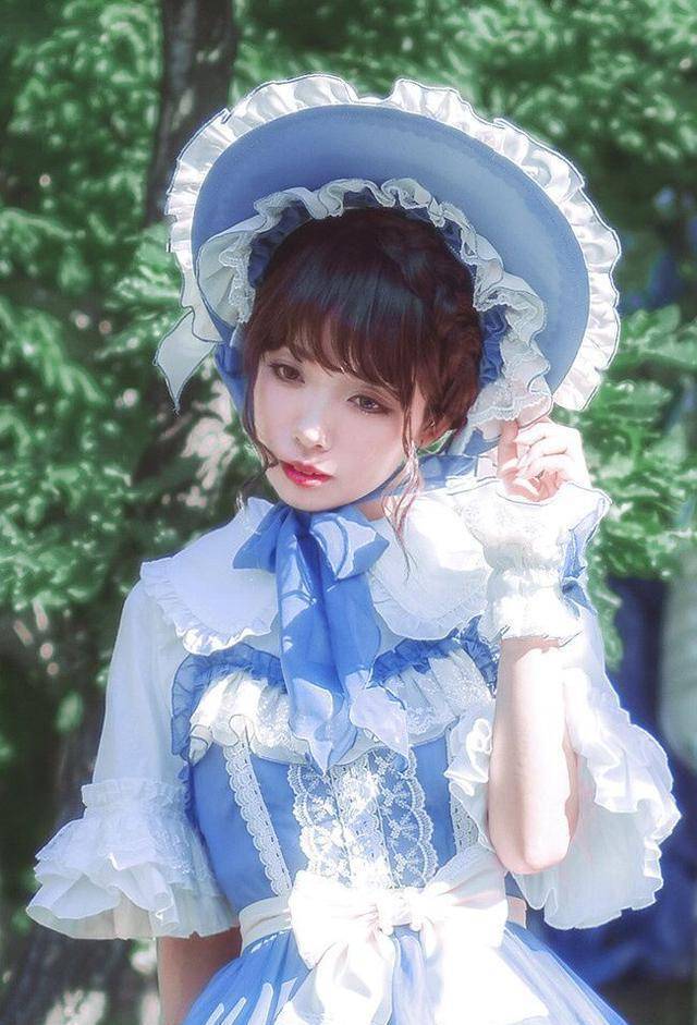 而当这样的蓝色系运用在多样化的洛丽塔服装款式上时,服装便会瞬间