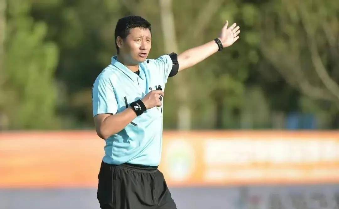 中甲主帅怒扇裁判耳光,网友:这一巴掌大快人心_段鑫_陈浩_辽宁沈阳