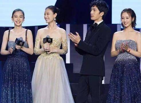 而细心的小伙伴们却发现,冯绍峰的三任女友先后亮相