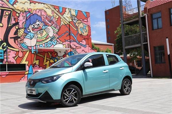 为3500*1646*1460(mm),拥有2340mm的超长轴距,在这个尺寸在燃油车型中