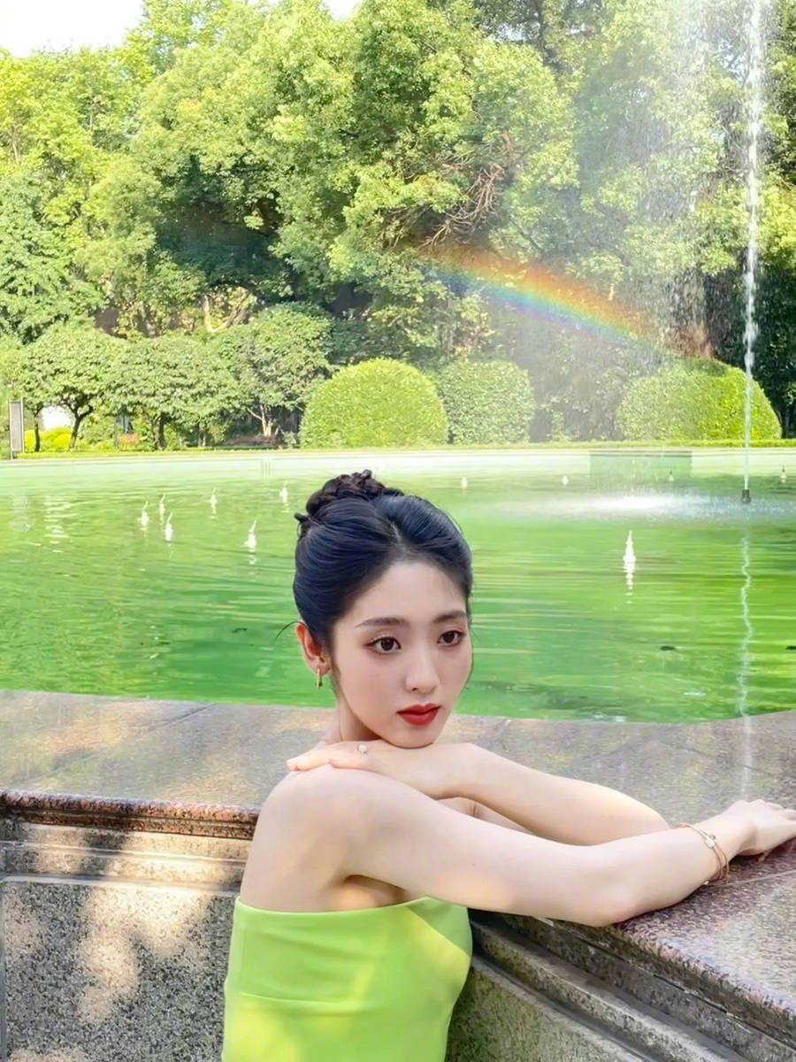 邢菲草绿长裙尽显优雅气质_照片_造型_生活